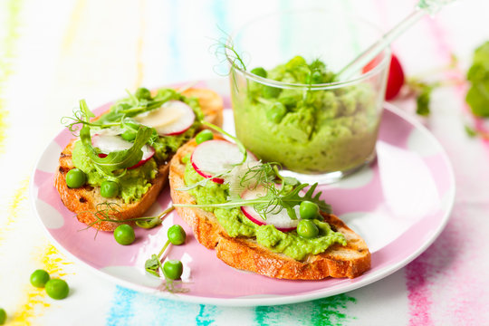 Crostini with sping vegetables