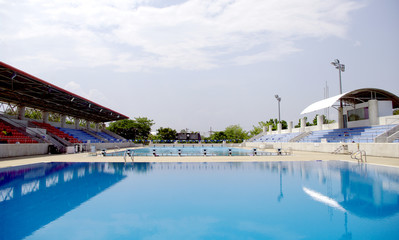 Fototapeta na wymiar Olimpijski basen do pływania i nurkowania