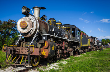 Fototapeta na wymiar Pociąg parowy, lokomotywa atrakcją turystyczną, Trynidad Iznoga Kuba