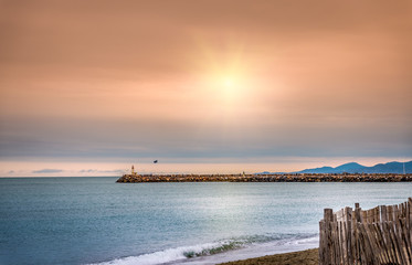 Jetée et phare à Canet,Languedoc-Roussillon.