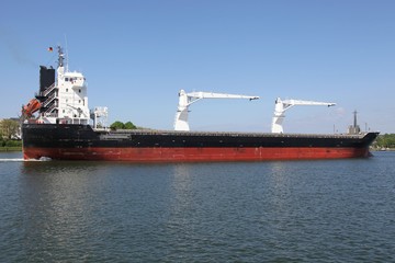 Frachtschiff mit Verladekränen