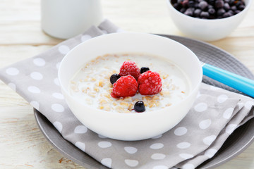 oatmeal with milk and berries