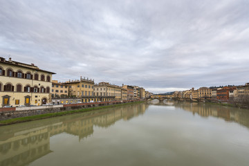 Fototapeta na wymiar Arno - Firenze e ponte vecchio