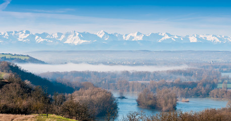 Pyrénées depuis Toulouse, Haute-Garonne, Occitanie, France - obrazy, fototapety, plakaty