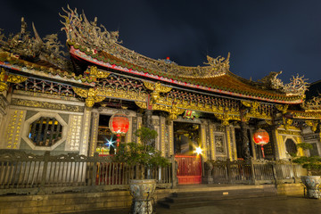 Fototapeta na wymiar Ozdobny Longshan Temple w nocy w Tajpej, Tajwan