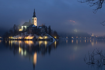Fototapeta na wymiar Foggy evening on Bled lake