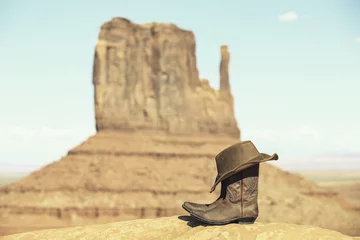 Rideaux velours Parc naturel Boots and hat in front of Monument Valley
