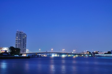 Fototapeta premium Somdet Phra Pin Klao Bridge in Bangkok, Thailand