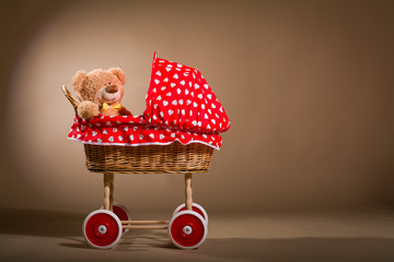 puppenwagen mit teddy