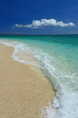 南国沖縄の綺麗な珊瑚の海と夏空