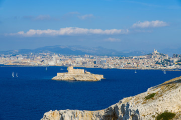 Le château d'If et Marseille depuis le frioul