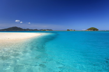 Naklejka premium 美しい沖縄のビーチと夏空