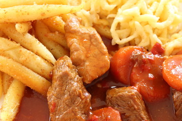 (gemischter) Gulasch mit Spätzle und Schupfnudeln