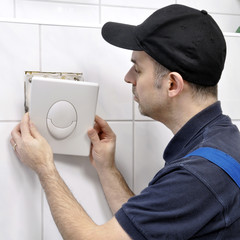 Sanitär-Installateur repariert WC-Spülkasten