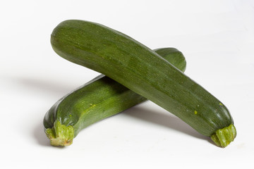 Courgettes empilées sur fond blanc