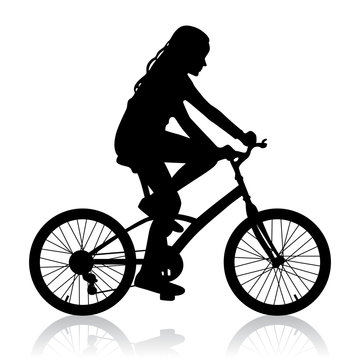 Schwarze Silhouette eines Fahrrad fahrenden Mädchens