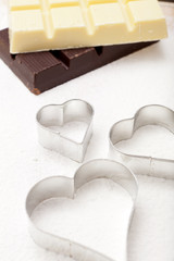 Plätzchenausstecher in Herzform auf Mehlboden