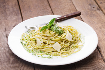 Spaghetti with green pesto
