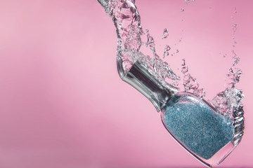 Nagellack in Wasser präsentiert