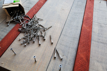 Planks and screws for a wood boarding of an exterior wall