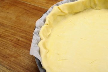 Puff pastry with nothing above in pie dish