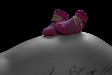 Babysocken auf Babybauch