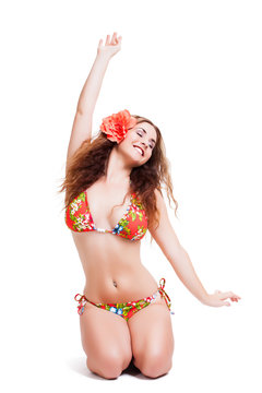 attraktive brünette Frau im Bikini