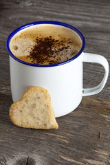 Kaffeepause mit Plätzchen auf rustikalem Holztisch