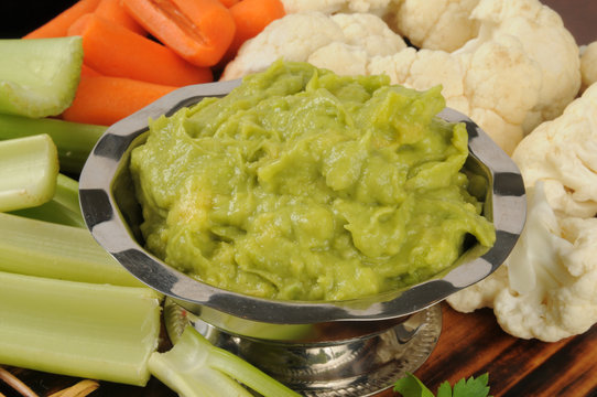 Veggies and guacamole dip
