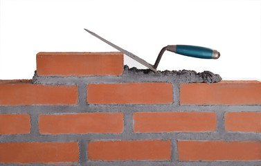 Construyendo un muro de ladrillos.cemento.