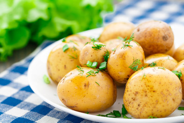 Potato with dill and scalliom