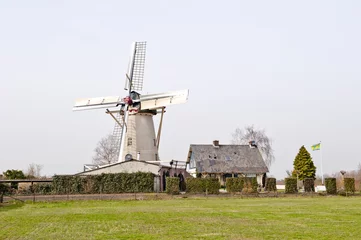 Foto op Plexiglas Molens historische korenmolen op het platteland