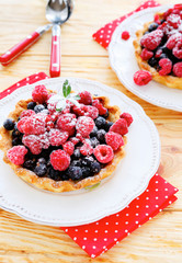summer cakes with fresh berries