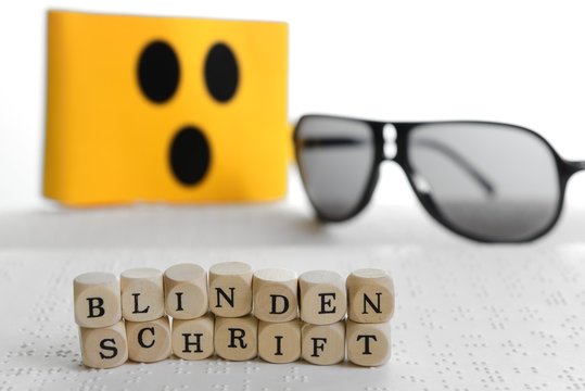 Holzw&uuml;rfel mit Armbinde und Blindenschrift