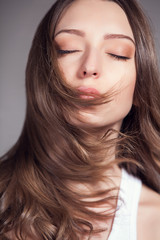 Naklejka premium Portrait of beautiful woman over gray background