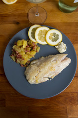 Frischer Fisch mit Bratkartoffeln