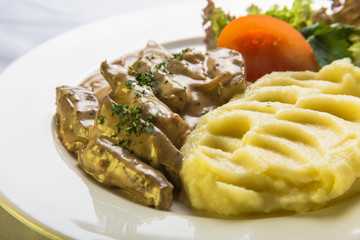 liver with mashed potatoes and vegetables