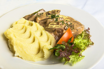liver with mashed potatoes and vegetables