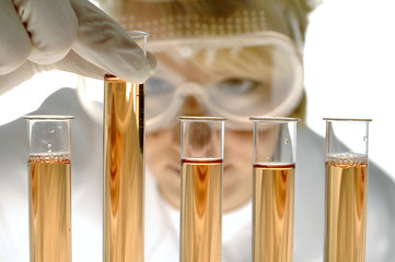 Wissenschaftler im Labor hält Reagenzglas