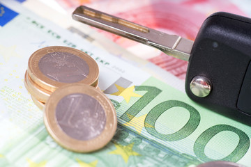 Autoschlüssel mit Geldscheinen