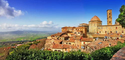 Poster prachtige oude Volterra - middeleeuwse stad Toscane, Italië © Freesurf