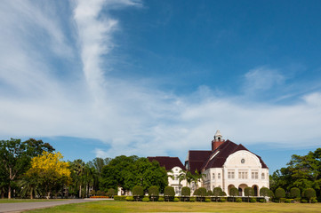 Obraz premium Cloud and Thai Palace