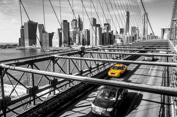 Taksówka przejeżdżająca przez Brooklyn Bridge w Nowym Jorku - obrazy, fototapety, plakaty