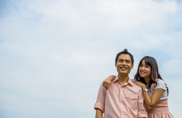 Obraz premium Lover couples smile with blue sky