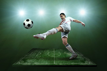 Naklejka premium Player in action at the grunge football field.