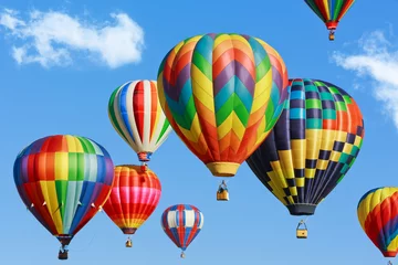 Selbstklebende Fototapete Ballon Bunte Heißluftballons am blauen Himmel mit Wolken