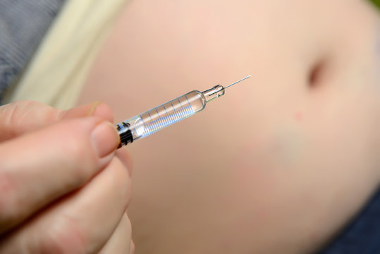 Uomo che si somministra un&rsquo; iniezione sottocutanea