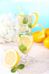 Fototapeta premium Glass of cocktail with lemon and mint