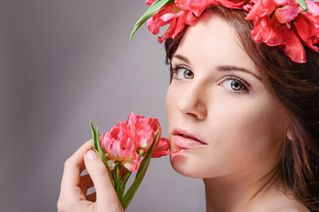 Naklejka premium Fresh photo fashion model with great hair and flowers in her hai