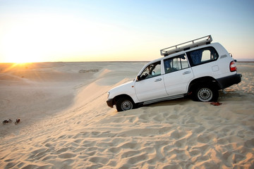 Fototapeta na wymiar Jeep na Saharze